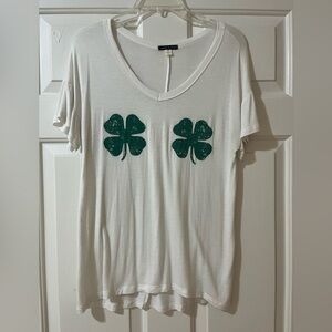 Francesca’s Women's White and Green Clover Graphic Tee